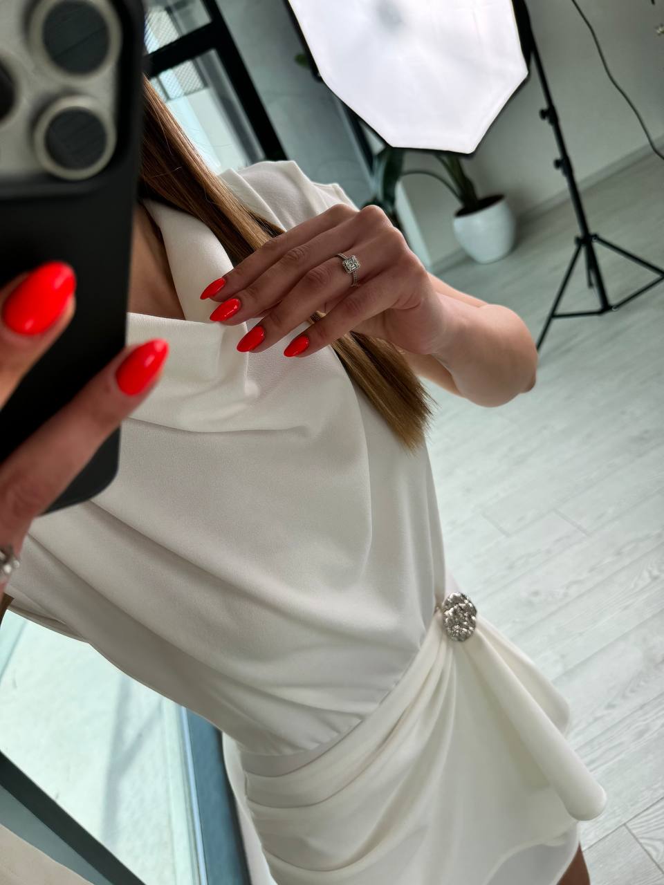 Beyaz%20Astarlı%20Etek%20Detay%20Degaje%20Yaka%20Tok%20Krep%20Elbise