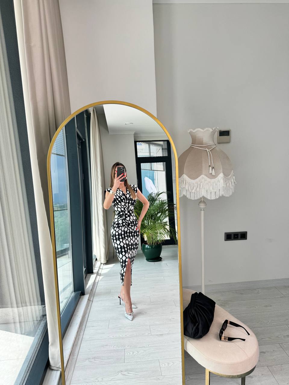 Siyah%20Beyaz%20Düğme%20Detaylı%20Tok%20Krep%20Kumaş%20Kalem%20Elbise