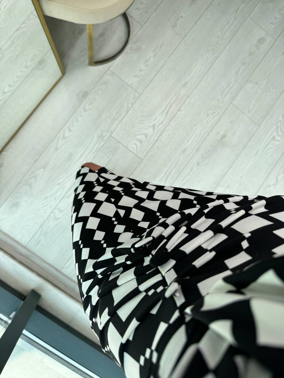 Siyah%20Beyaz%20Düğme%20Detaylı%20Tok%20Krep%20Kumaş%20Kalem%20Elbise