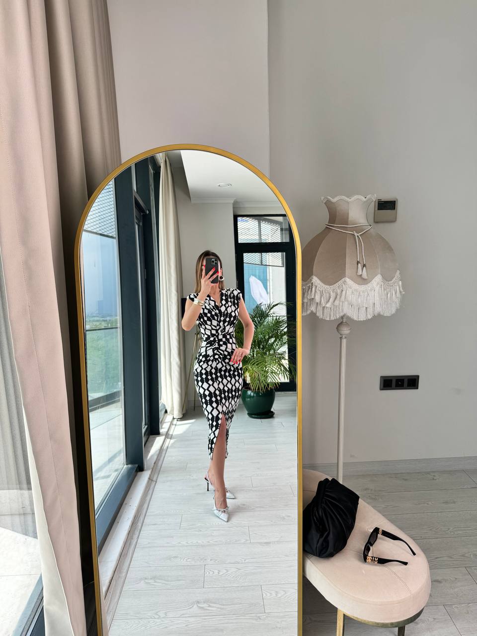 Siyah%20Beyaz%20Düğme%20Detaylı%20Tok%20Krep%20Kumaş%20Kalem%20Elbise