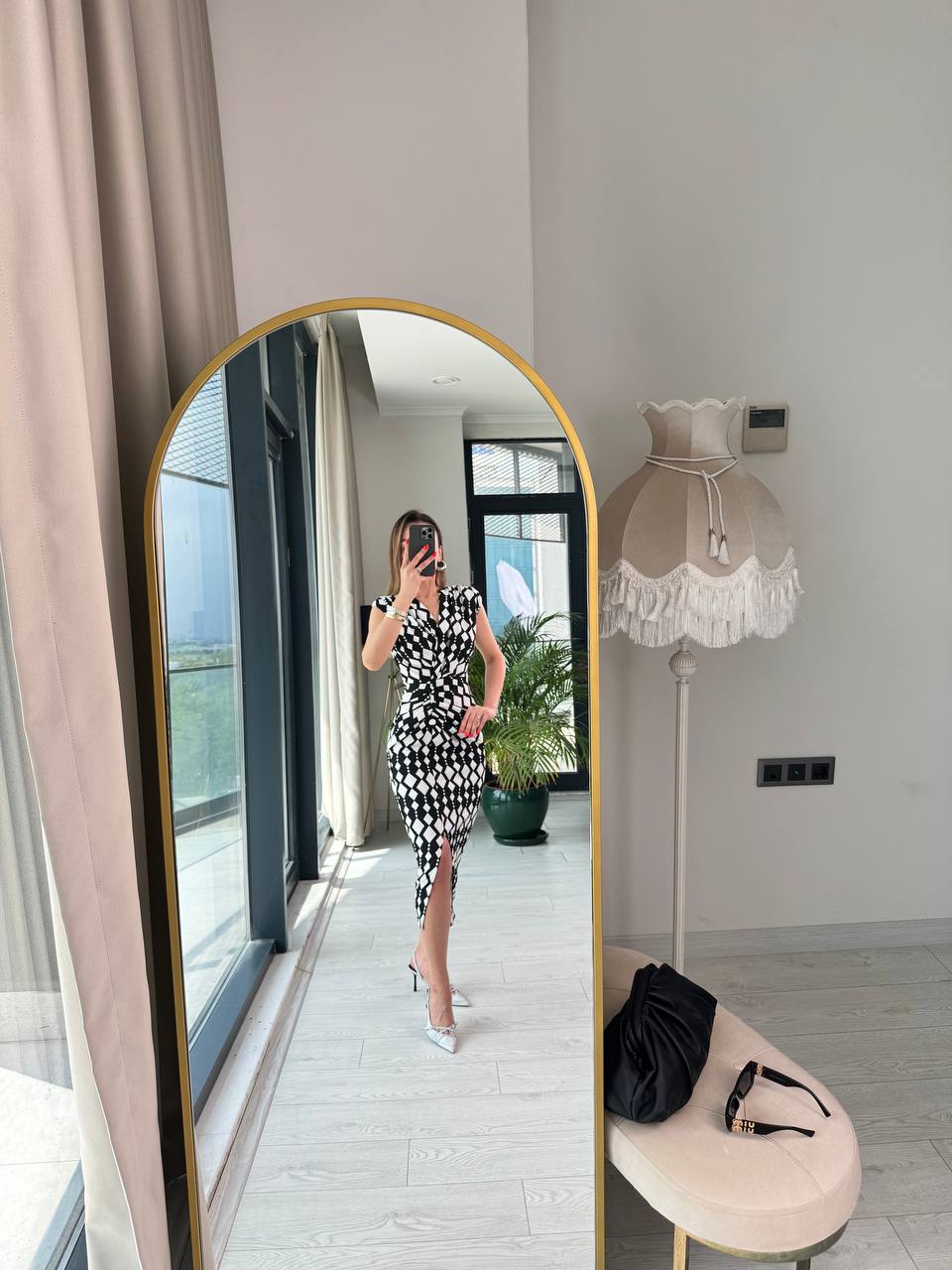 Siyah%20Beyaz%20Düğme%20Detaylı%20Tok%20Krep%20Kumaş%20Kalem%20Elbise