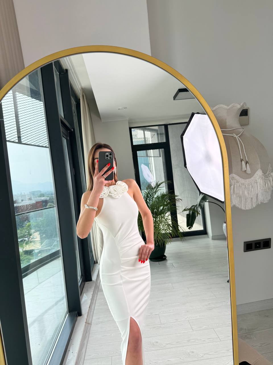 Beyaz%20Gül%20Detaylı%20Halter%20Yaka%20Tok%20Krep%20Kumaş%20Elbise