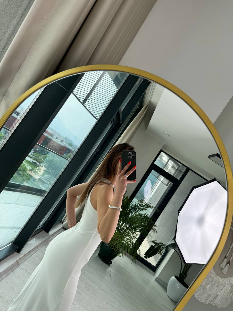 Beyaz%20Gül%20Detaylı%20Halter%20Yaka%20Tok%20Krep%20Kumaş%20Elbise