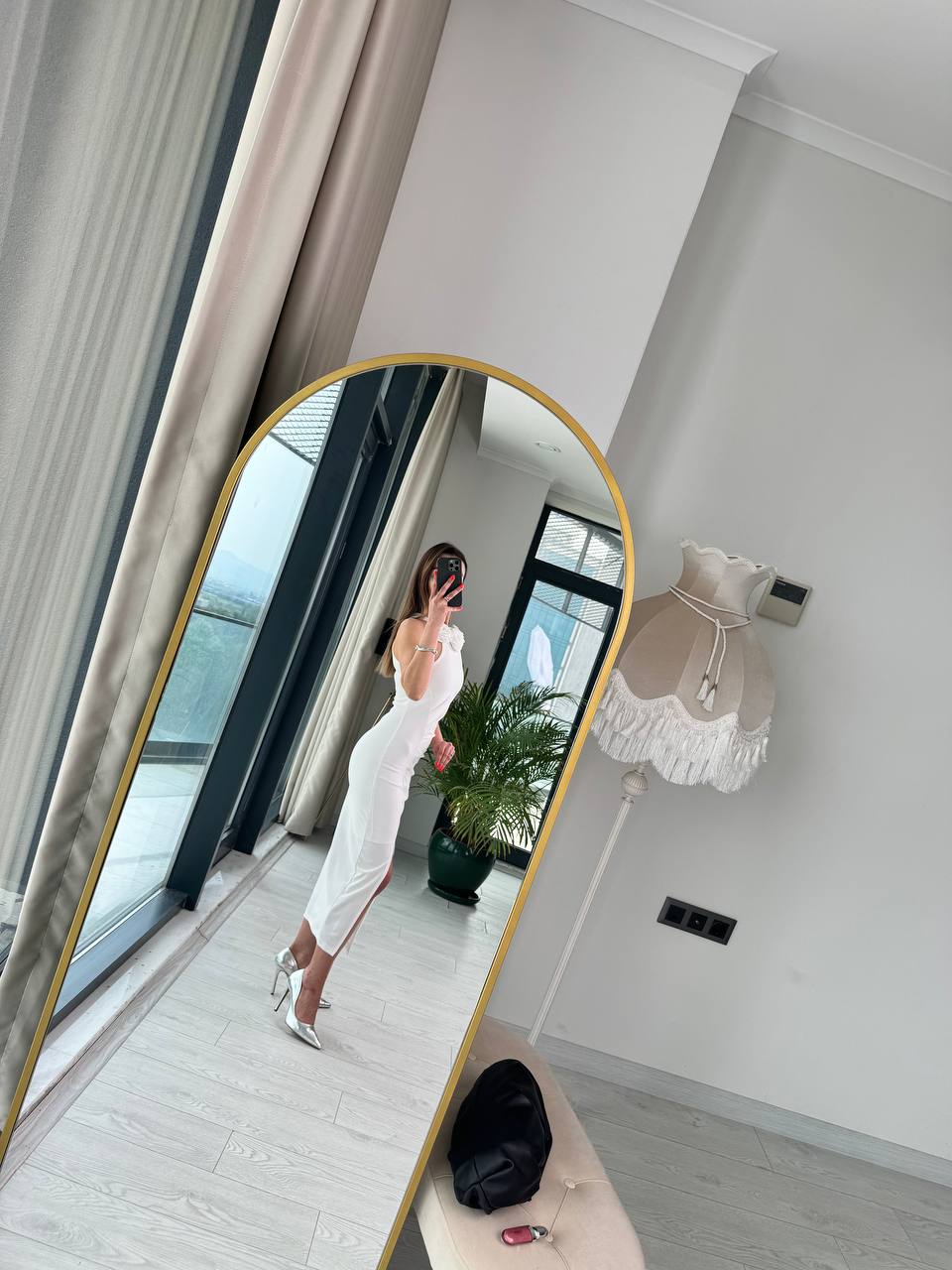 Beyaz%20Gül%20Detaylı%20Halter%20Yaka%20Tok%20Krep%20Kumaş%20Elbise