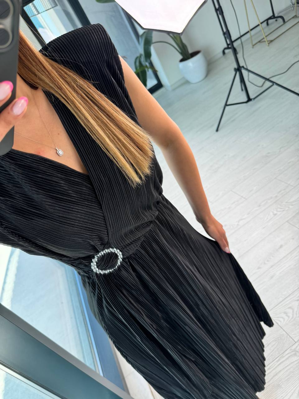 Siyah%20Astarlı%20Bel%20Detaylı%20Piliseli%20Kumaş%20Elbise
