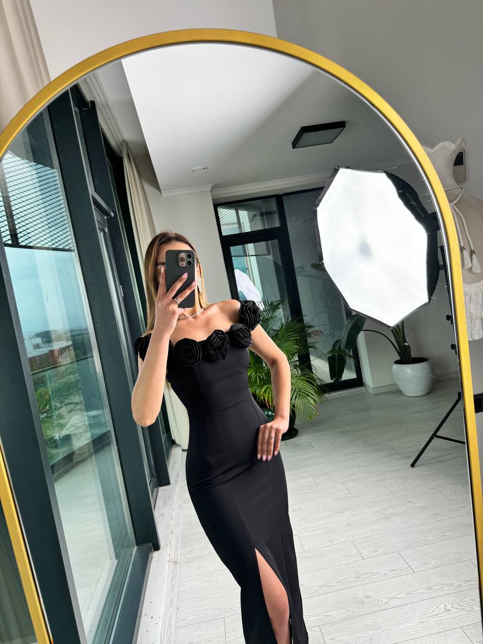 Siyah%20Gül%20Broş%20Yaka%20Detaylı%20Atlas%20Kumaş%20Kalem%20Elbise