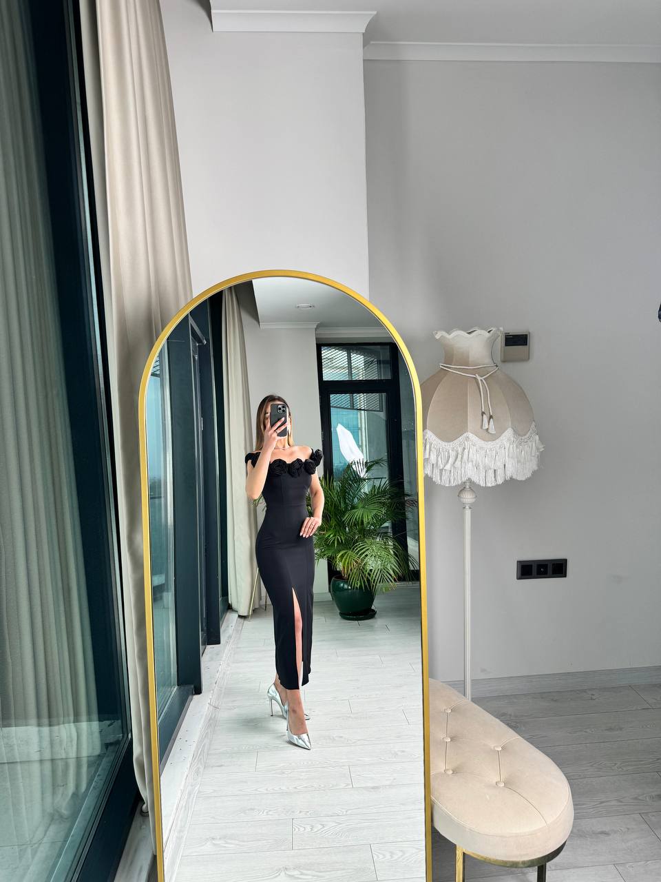 Siyah%20Gül%20Broş%20Yaka%20Detaylı%20Atlas%20Kumaş%20Kalem%20Elbise