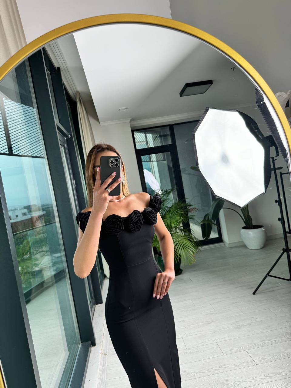 Siyah%20Gül%20Broş%20Yaka%20Detaylı%20Atlas%20Kumaş%20Kalem%20Elbise