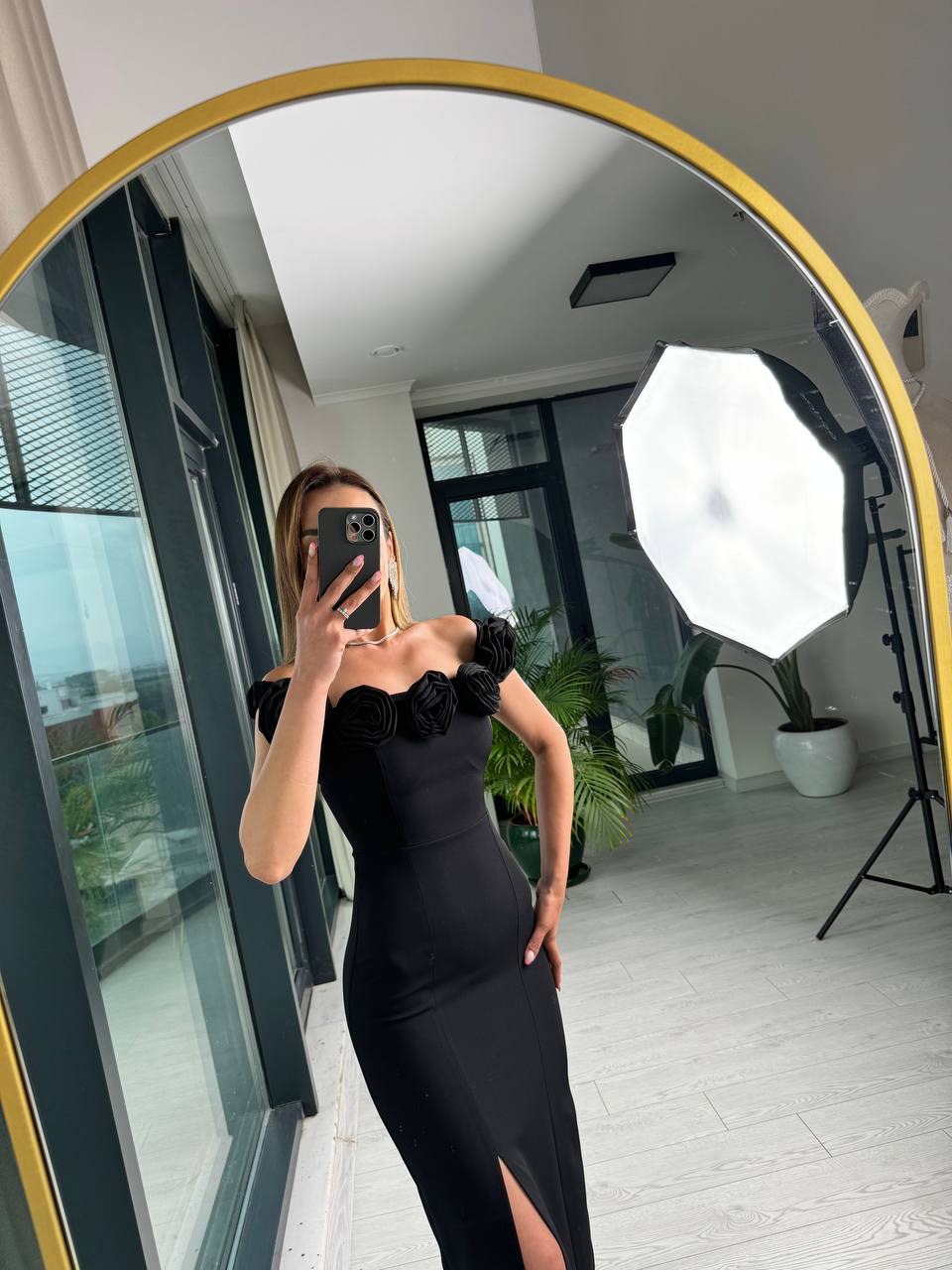 Siyah%20Gül%20Broş%20Yaka%20Detaylı%20Atlas%20Kumaş%20Kalem%20Elbise