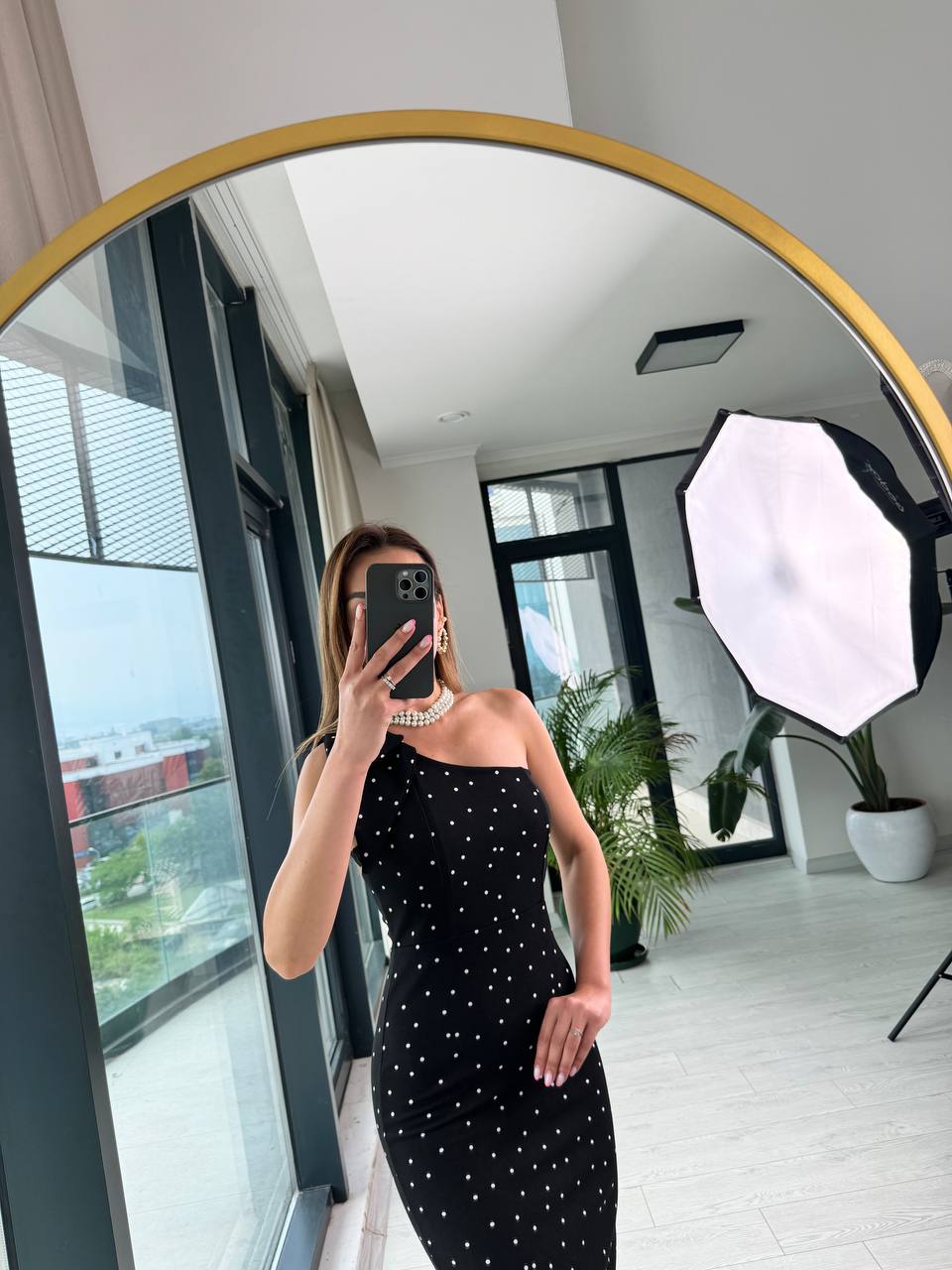 Siyah%20Puantiyeli%20Tek%20Kol%20Fiyonk%20Detay%20Krep%20Kumaş%20Kalem%20Elbise
