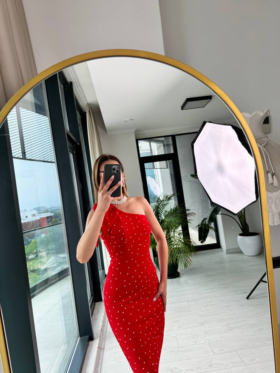 Kırmızı%20Puantiyeli%20Tek%20Kol%20Fiyonk%20Detay%20Krep%20Kumaş%20Kalem%20Elbise