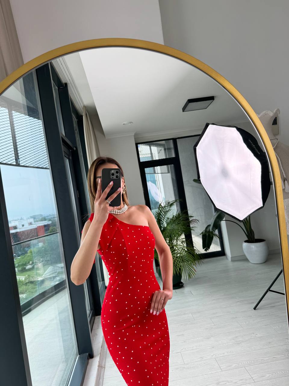 Kırmızı%20Puantiyeli%20Tek%20Kol%20Fiyonk%20Detay%20Krep%20Kumaş%20Kalem%20Elbise