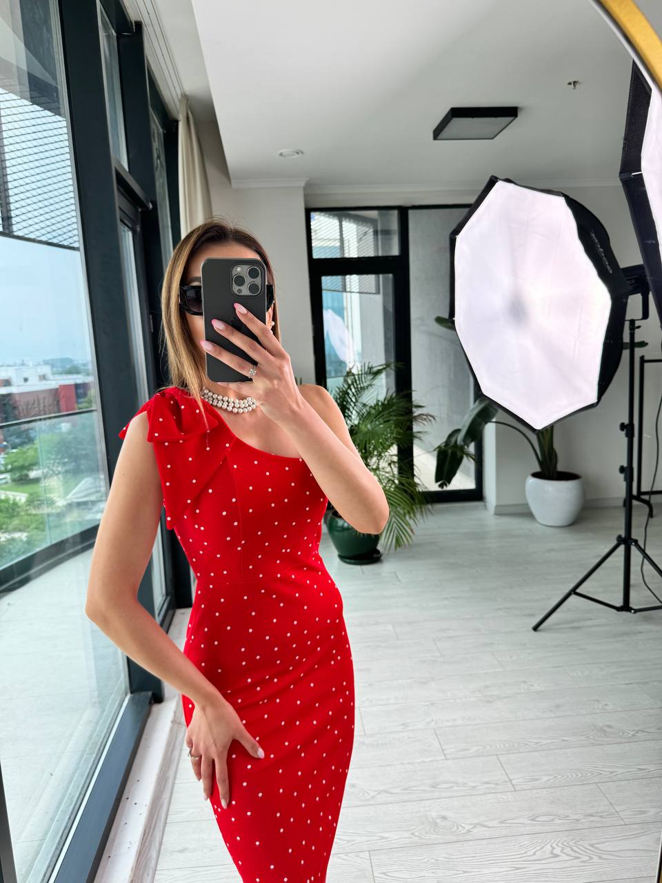 Kırmızı%20Puantiyeli%20Tek%20Kol%20Fiyonk%20Detay%20Krep%20Kumaş%20Kalem%20Elbise