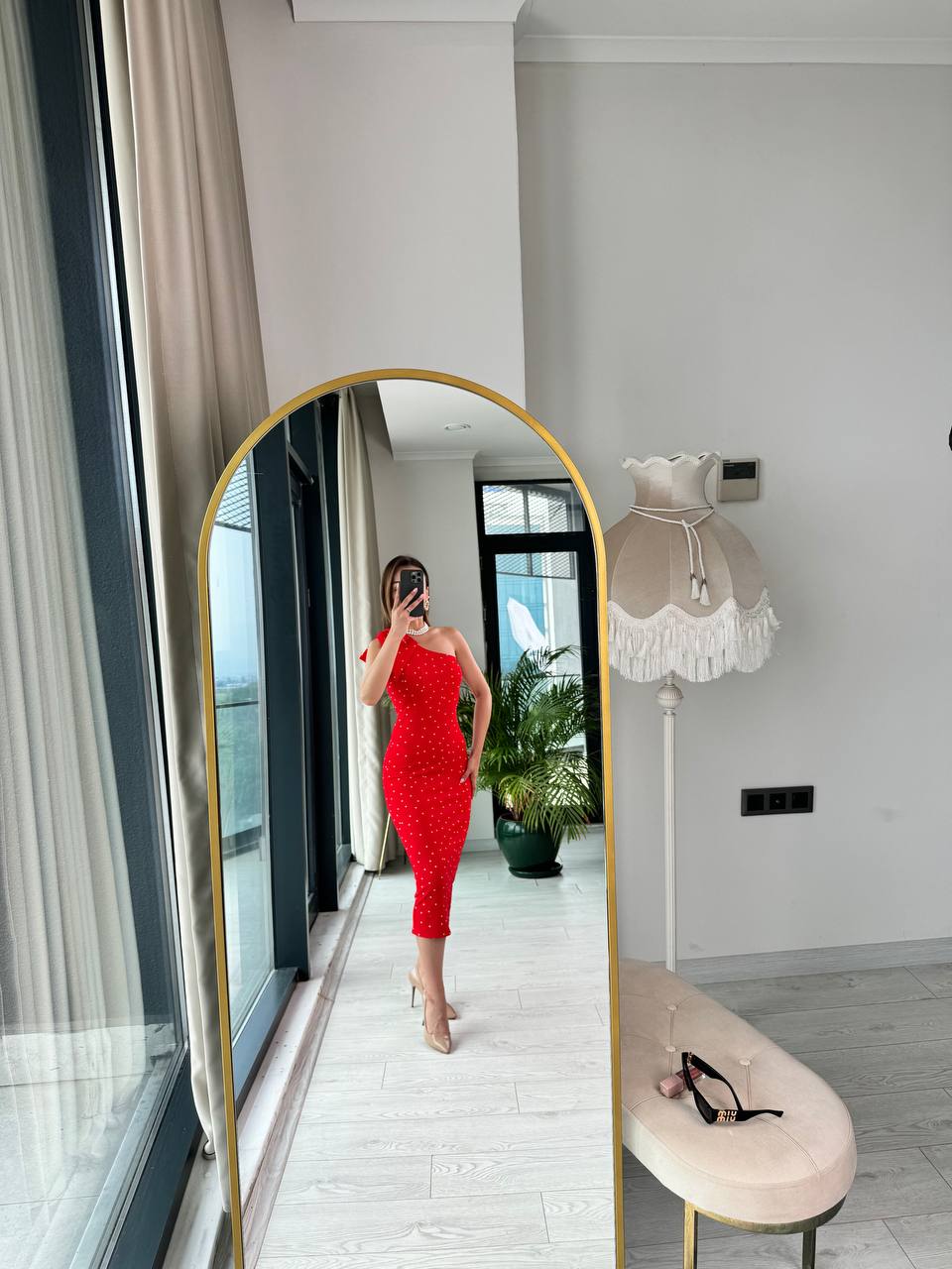 Kırmızı%20Puantiyeli%20Tek%20Kol%20Fiyonk%20Detay%20Krep%20Kumaş%20Kalem%20Elbise