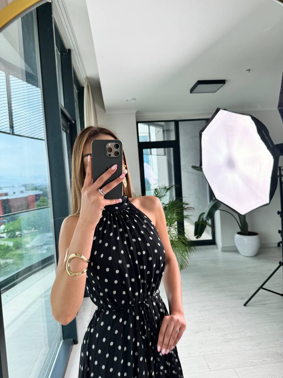 Siyah%20Puantiyeli%20Astarlı%20ince%20Piliseli%20Halter%20Yaka%20şifon%20Elbise