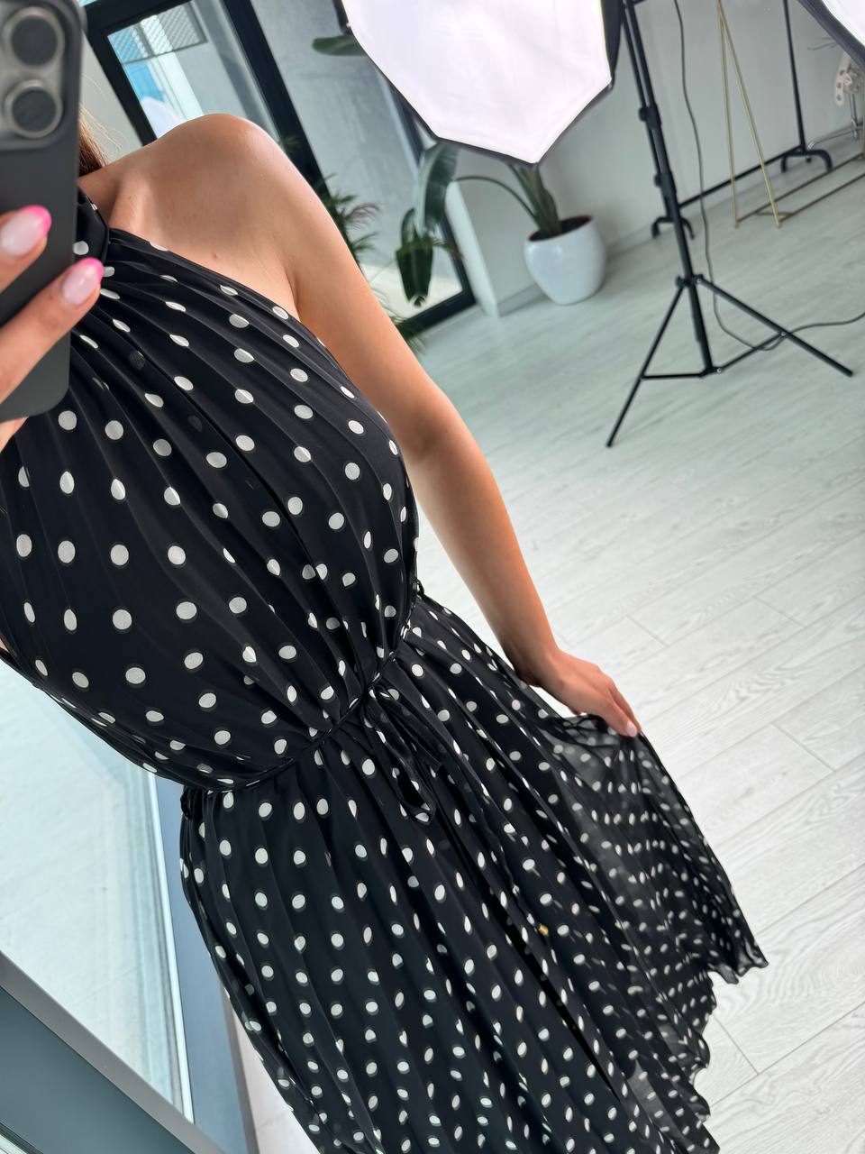 Siyah%20Puantiyeli%20Astarlı%20ince%20Piliseli%20Halter%20Yaka%20şifon%20Elbise