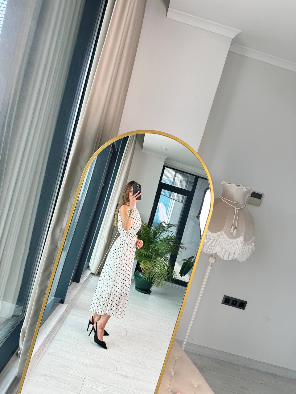 Beyaz%20%20Puantiyeli%20Astarlı%20ince%20Piliseli%20Halter%20Yaka%20şifon%20Elbise