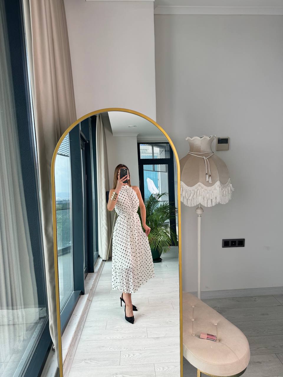 Beyaz%20%20Puantiyeli%20Astarlı%20ince%20Piliseli%20Halter%20Yaka%20şifon%20Elbise
