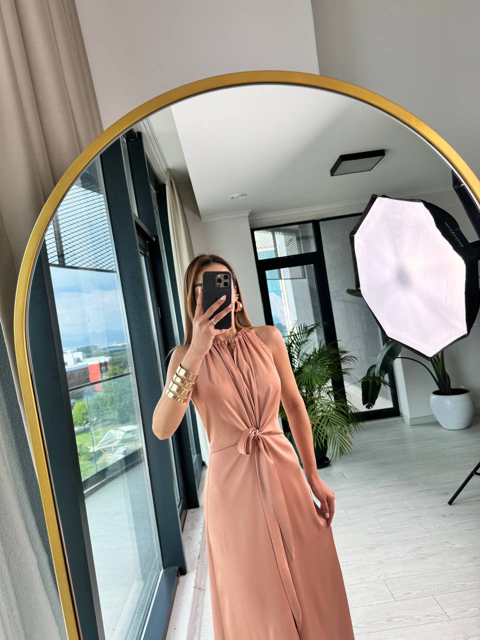 Tasarım%20Soğan%20Kabuğu%20Rengi%20İpek%20Saten%20Yırtmaç%20Detaylı%20Elbise