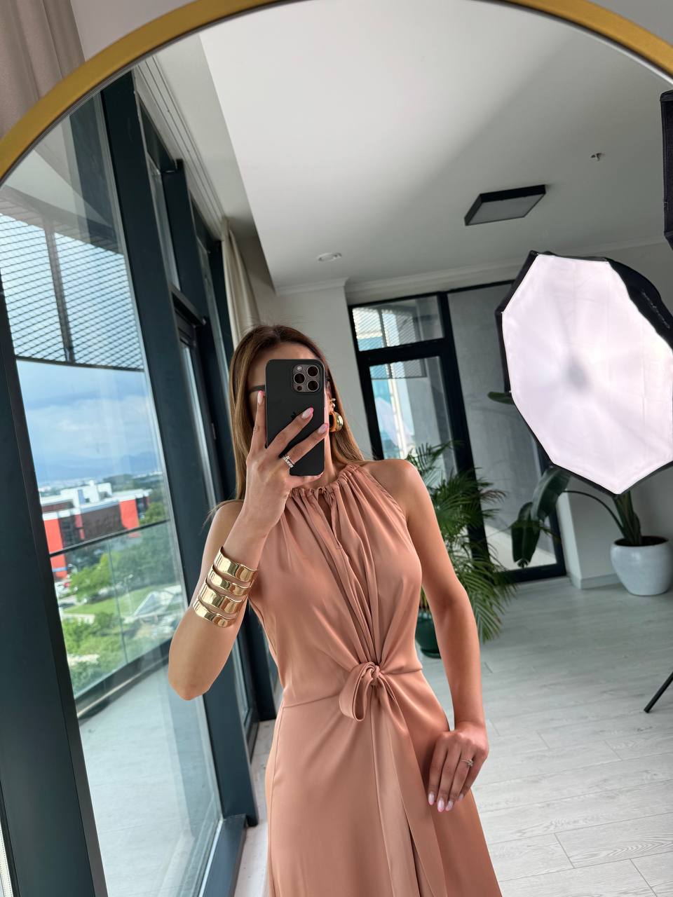 Tasarım%20Soğan%20Kabuğu%20Rengi%20İpek%20Saten%20Yırtmaç%20Detaylı%20Elbise