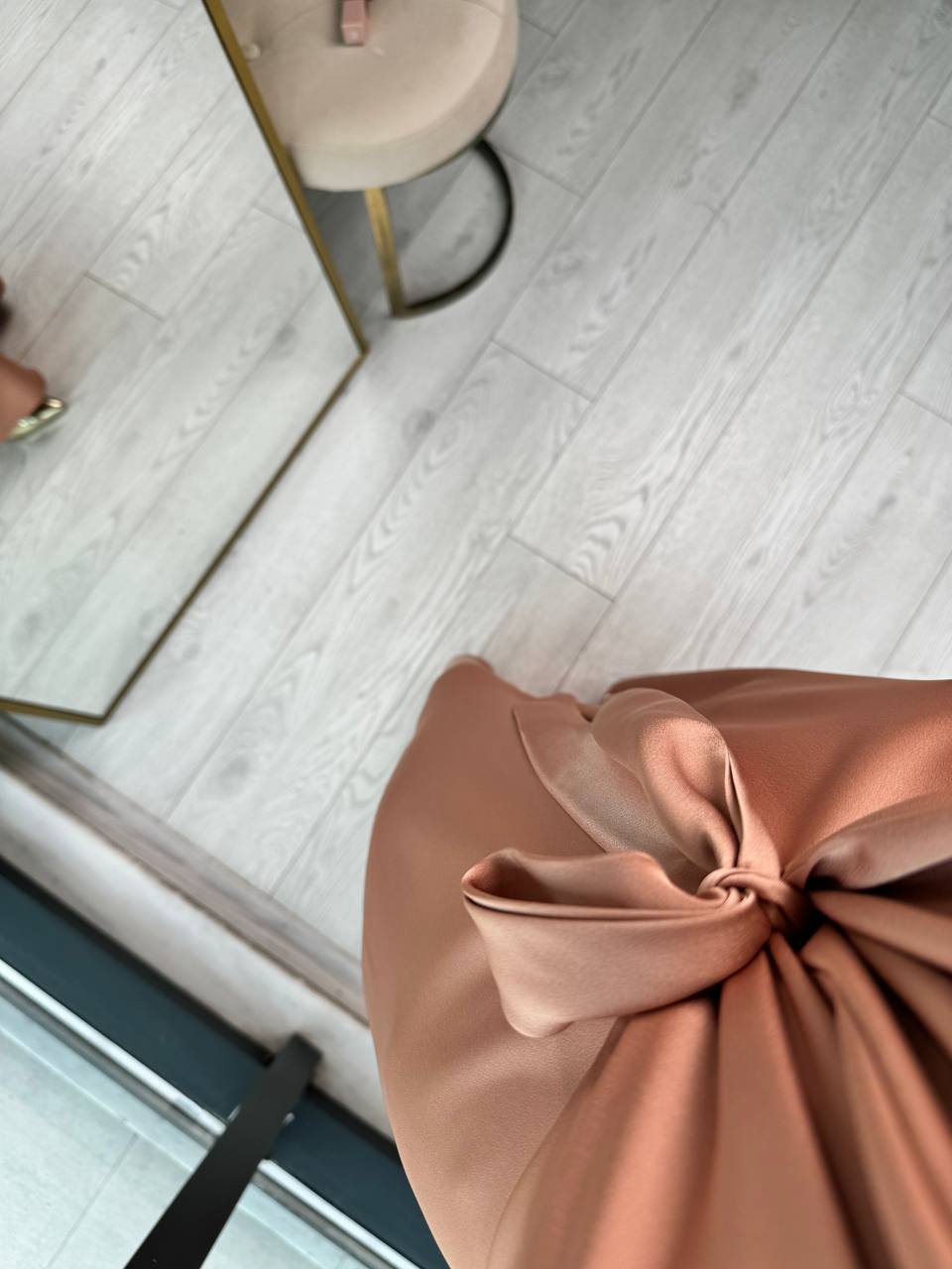 Tasarım%20Soğan%20Kabuğu%20Rengi%20İpek%20Saten%20Yırtmaç%20Detaylı%20Elbise