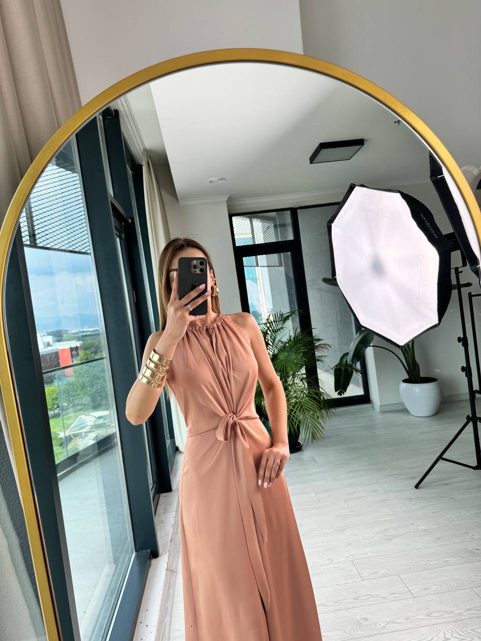 Tasarım%20Soğan%20Kabuğu%20Rengi%20İpek%20Saten%20Yırtmaç%20Detaylı%20Elbise