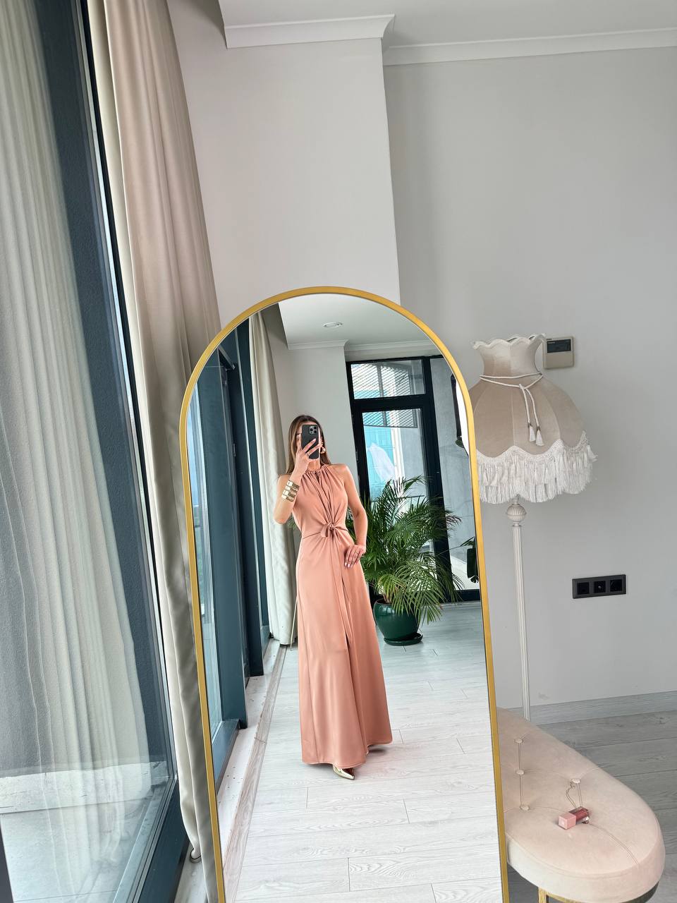 Tasarım%20Soğan%20Kabuğu%20Rengi%20İpek%20Saten%20Yırtmaç%20Detaylı%20Elbise