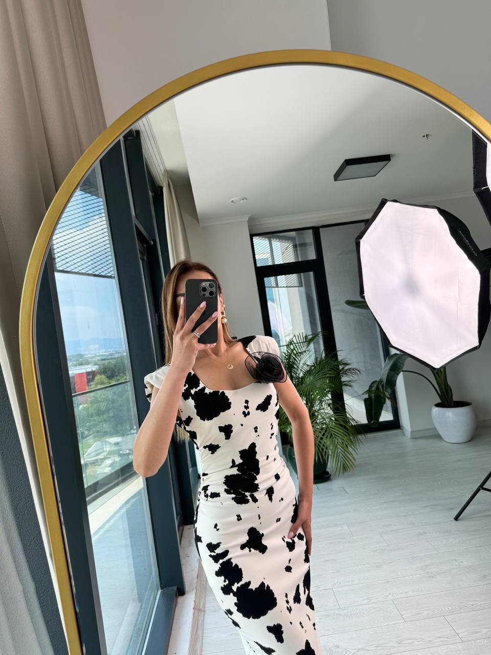 Desenli%20Kare%20Yaka%20Krep%20Kumaş%20Gül%20Broşlu%20Kalem%20Elbise