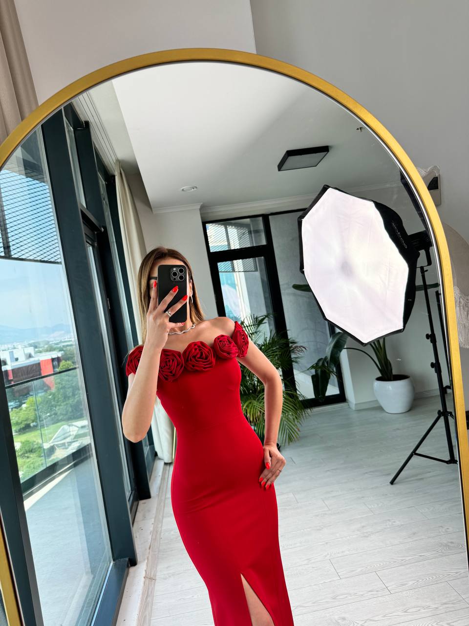 Kırmızı%20Gül%20Broş%20Yaka%20Detaylı%20Atlas%20Kumaş%20Kalem%20Elbise