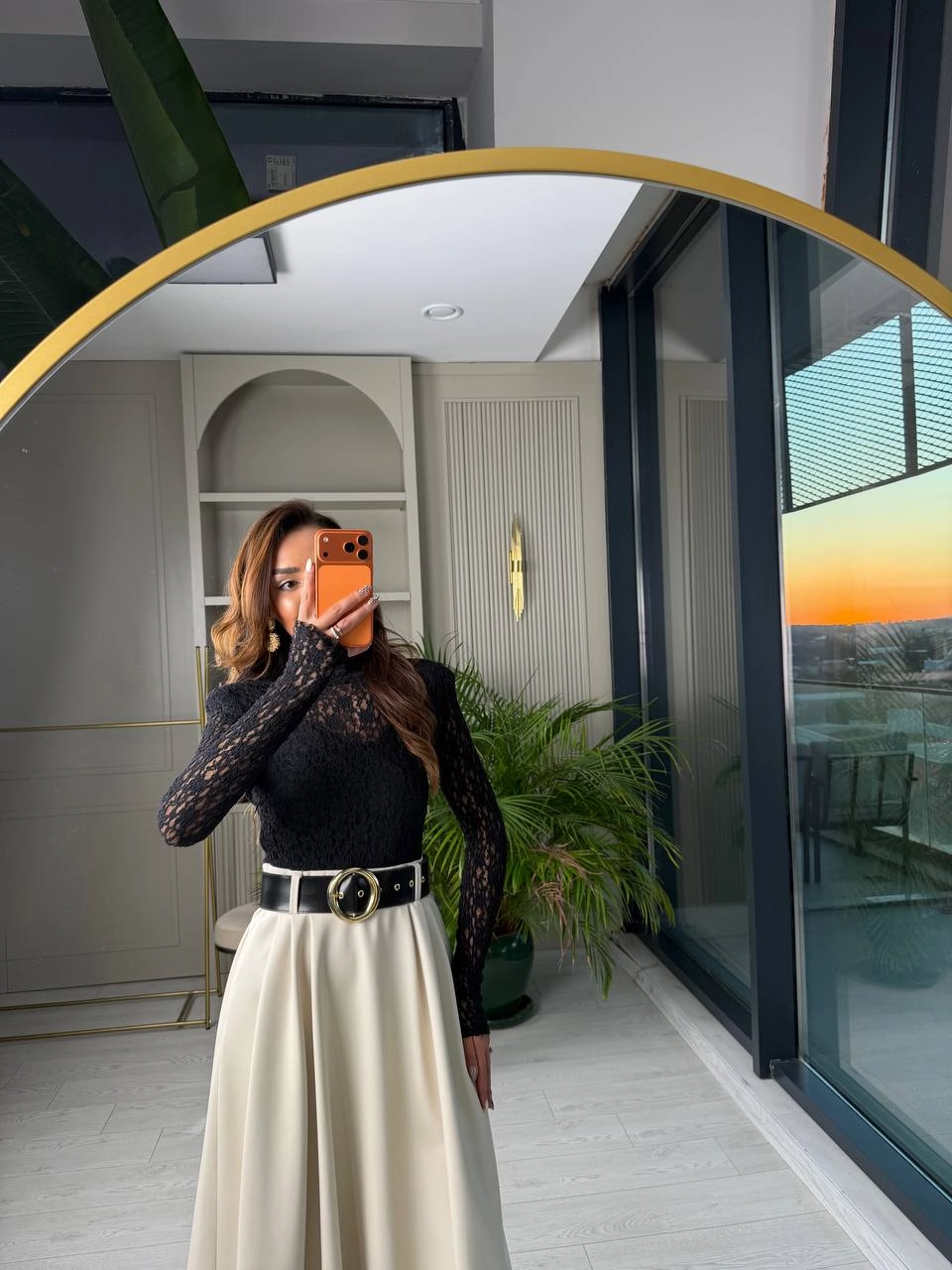 Bej%20-%20Siyah%20Kemerli%20Etek%20Kısmı%20Deri%20Elbise