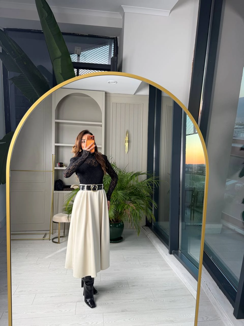 Bej%20-%20Siyah%20Kemerli%20Etek%20Kısmı%20Deri%20Elbise