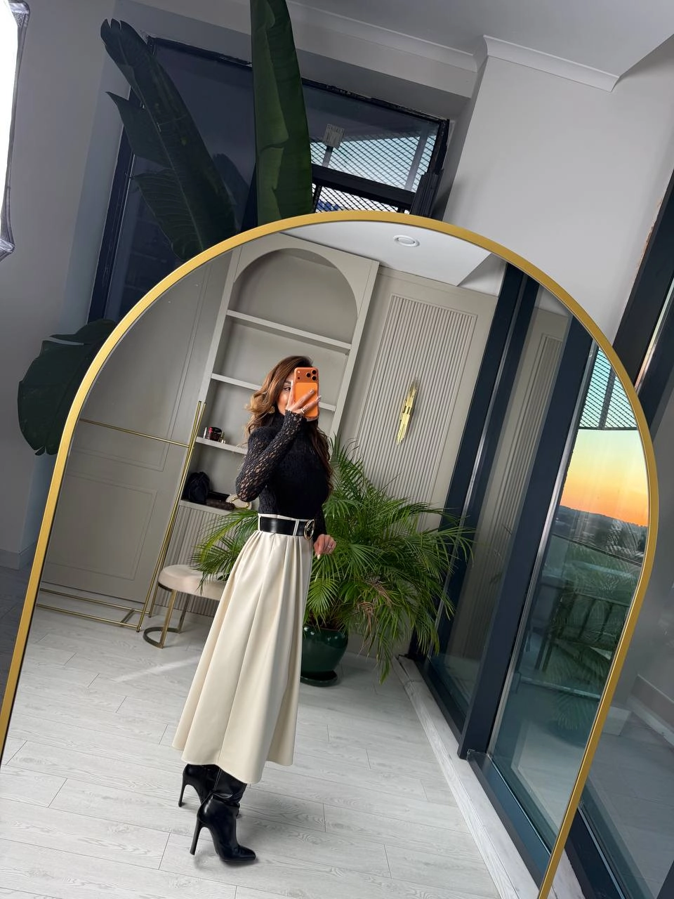 Bej%20-%20Siyah%20Kemerli%20Etek%20Kısmı%20Deri%20Elbise