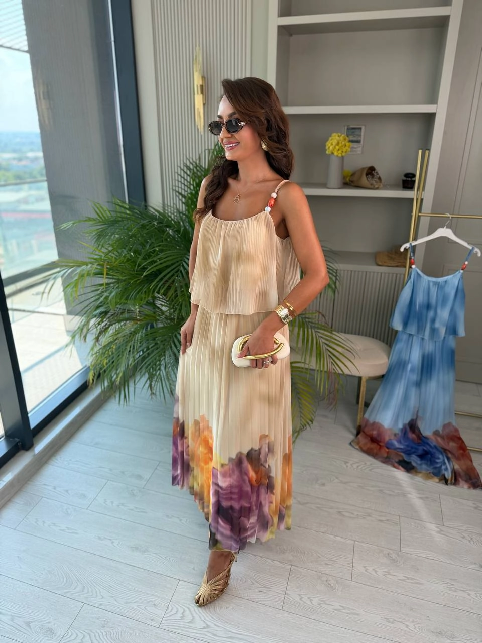 Bej%20Astarlı%20Askıları%20Boncuk%20Detaylı%20Piliseli%20Şifon%20Elbise
