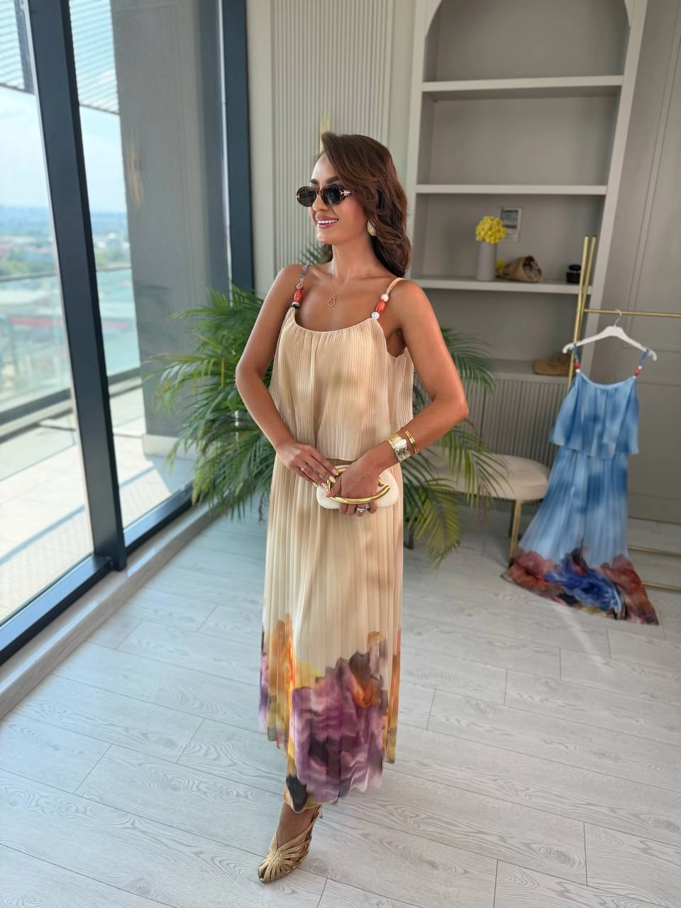 Bej%20Astarlı%20Askıları%20Boncuk%20Detaylı%20Piliseli%20Şifon%20Elbise