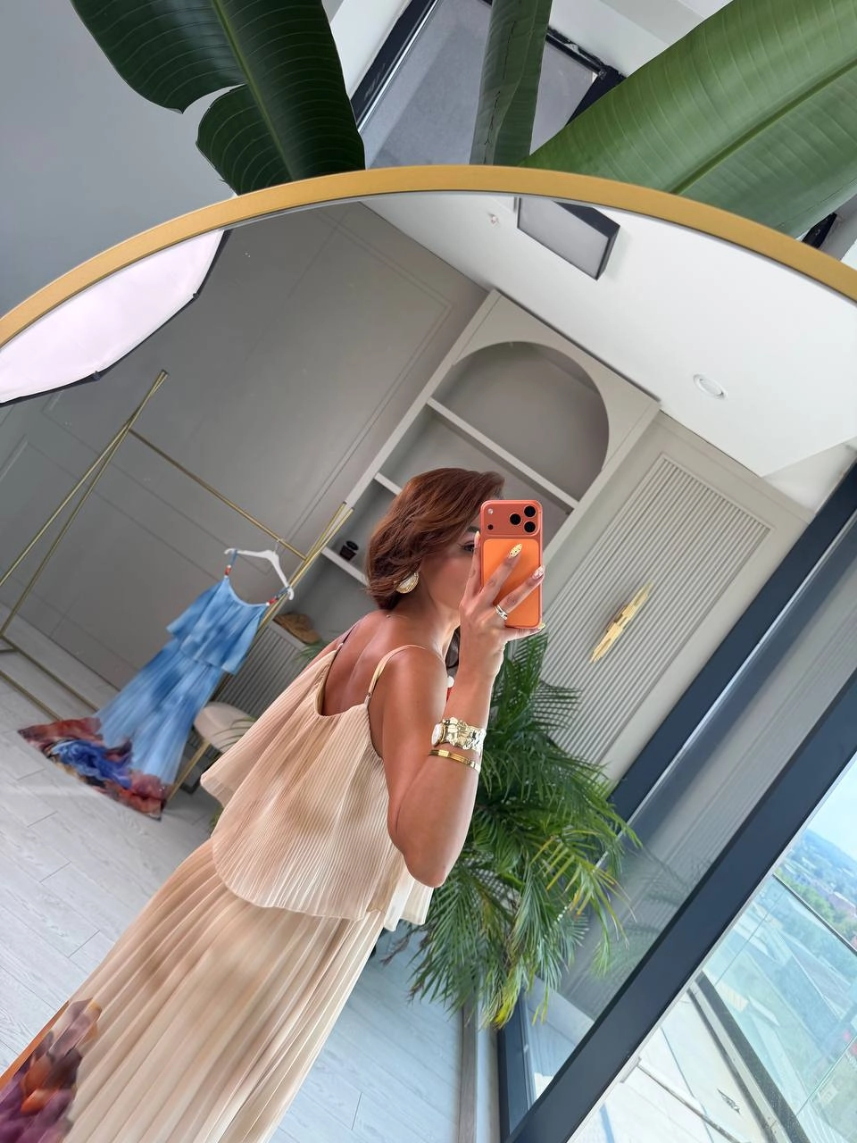 Bej%20Astarlı%20Askıları%20Boncuk%20Detaylı%20Piliseli%20Şifon%20Elbise