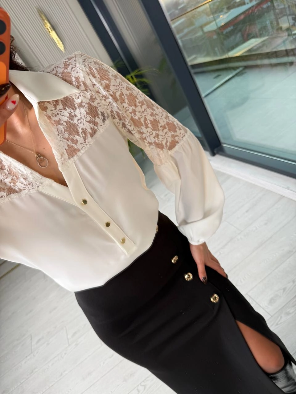 Beyaz%20Dantel%20Detaylı%20Lüks%20Krep%20Kumaş%20Bluz