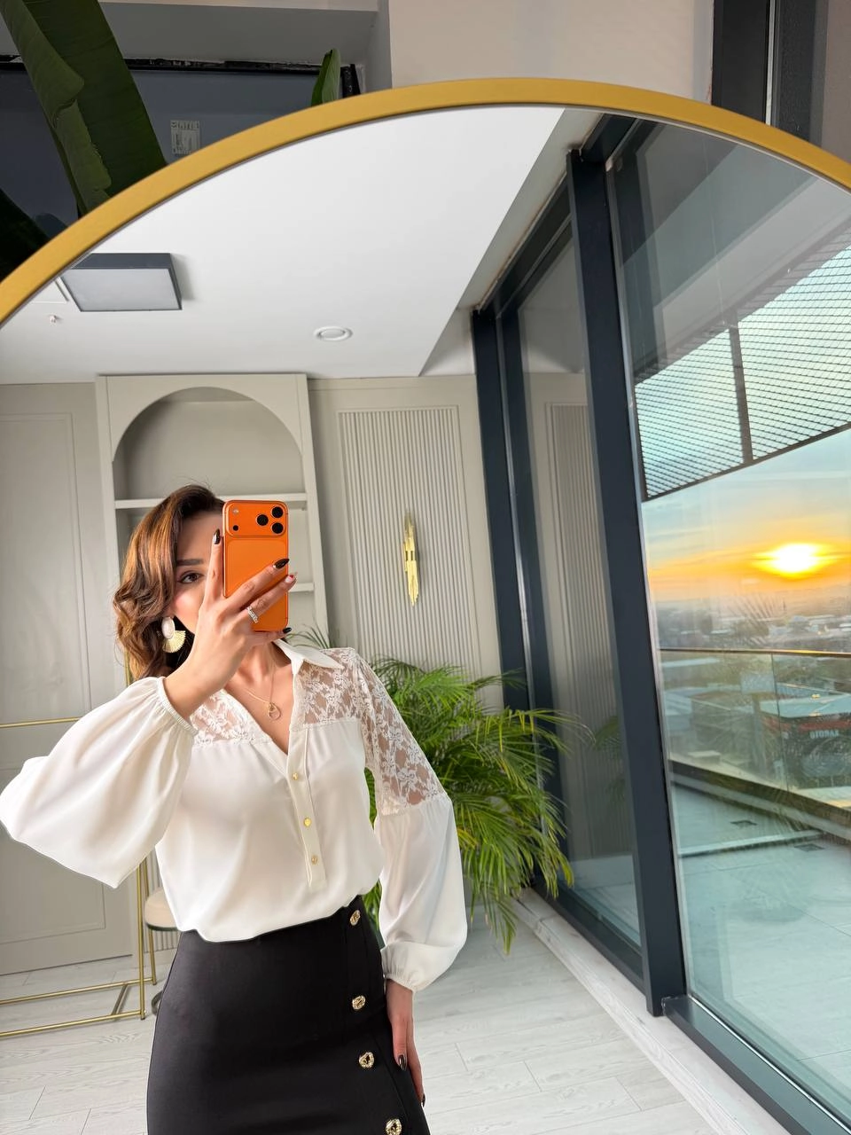 Beyaz%20Dantel%20Detaylı%20Lüks%20Krep%20Kumaş%20Bluz