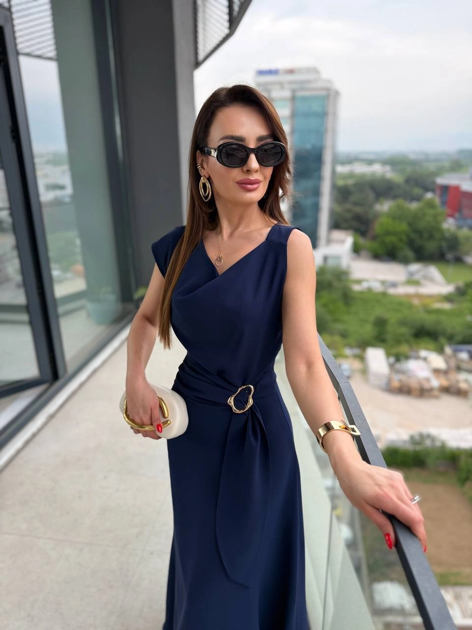 Lacivert%20Degaje%20Yaka%20Bel%20Detaylı%20İpekli%20Krep%20Kumaş%20Elbise
