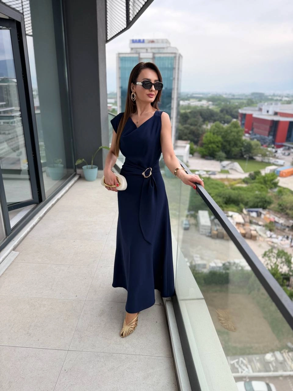 Lacivert%20Degaje%20Yaka%20Bel%20Detaylı%20İpekli%20Krep%20Kumaş%20Elbise