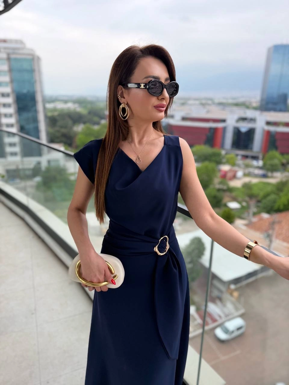 Lacivert%20Degaje%20Yaka%20Bel%20Detaylı%20İpekli%20Krep%20Kumaş%20Elbise