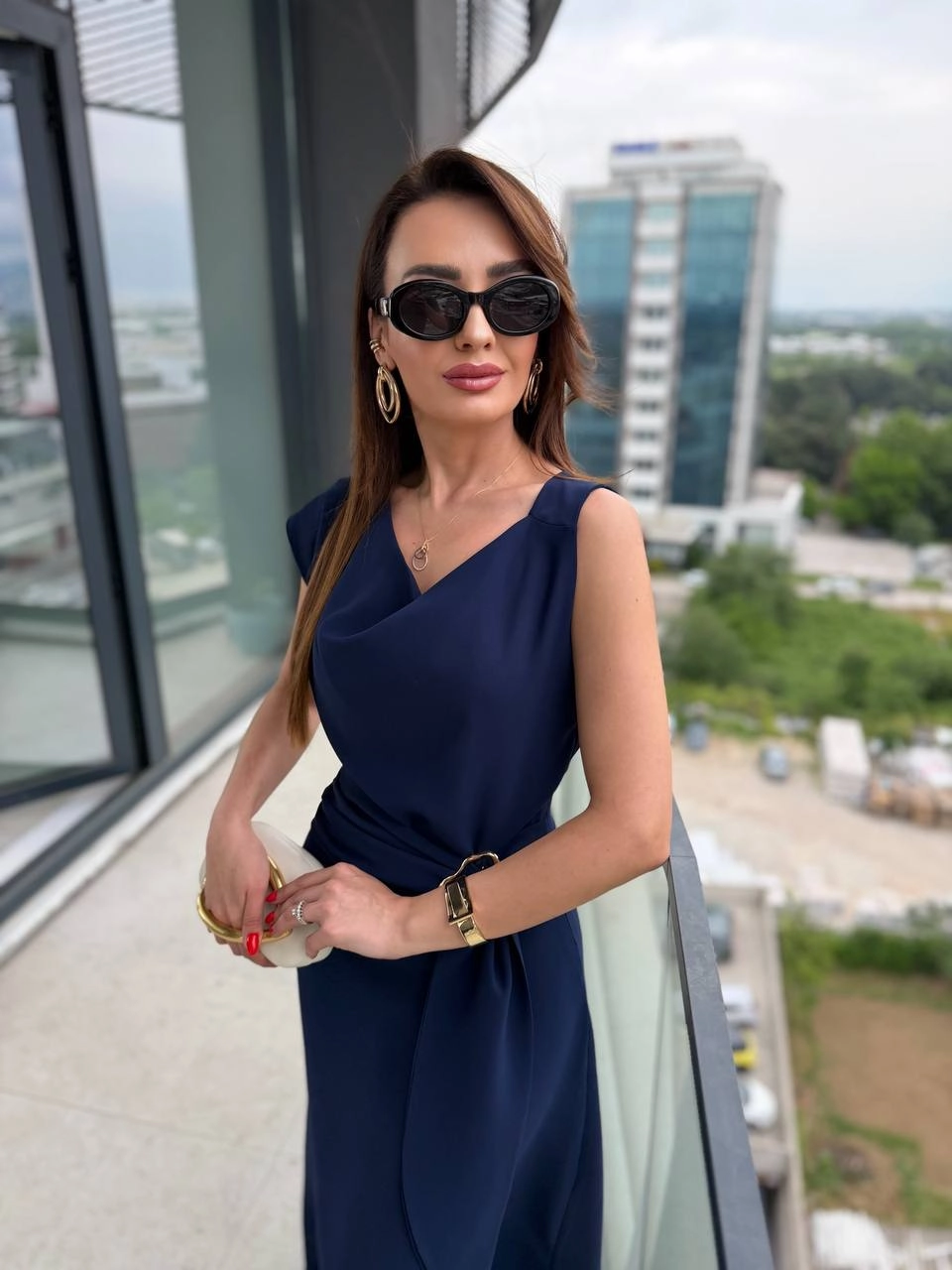 Lacivert%20Degaje%20Yaka%20Bel%20Detaylı%20İpekli%20Krep%20Kumaş%20Elbise