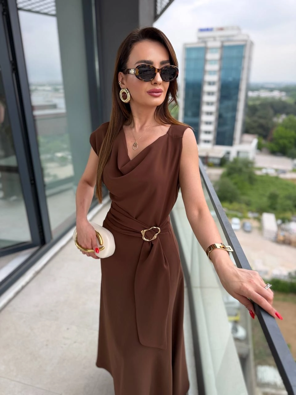 Kahverengi%20Degaje%20Yaka%20Bel%20Detaylı%20İpekli%20Krep%20Kumaş%20Elbise