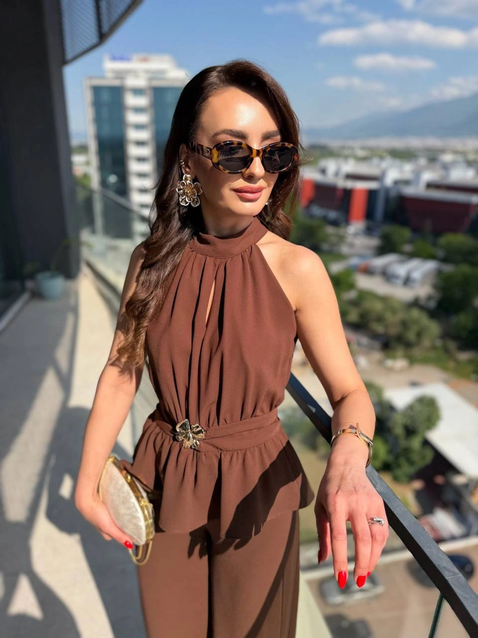 Kahverengi%20Broşlu%20Halter%20Yaka%20Krep%20Kumaş%20Tulum