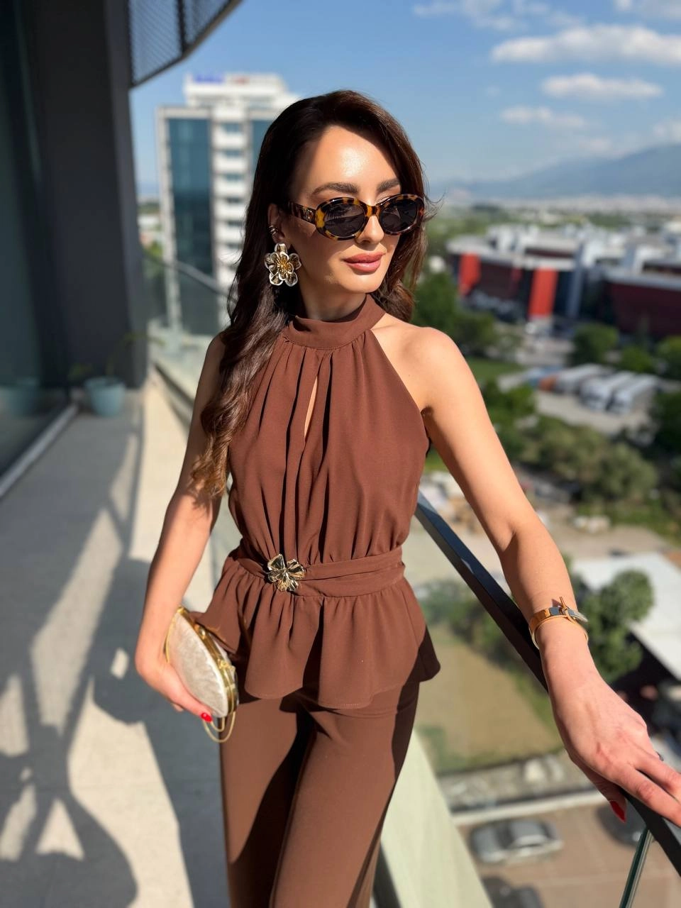 Kahverengi%20Broşlu%20Halter%20Yaka%20Krep%20Kumaş%20Tulum