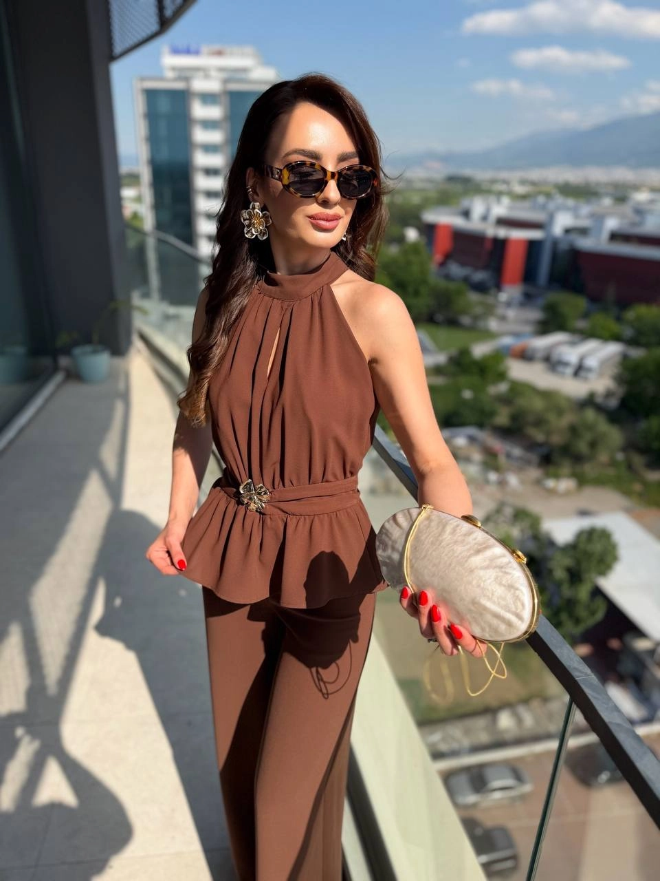 Kahverengi%20Broşlu%20Halter%20Yaka%20Krep%20Kumaş%20Tulum