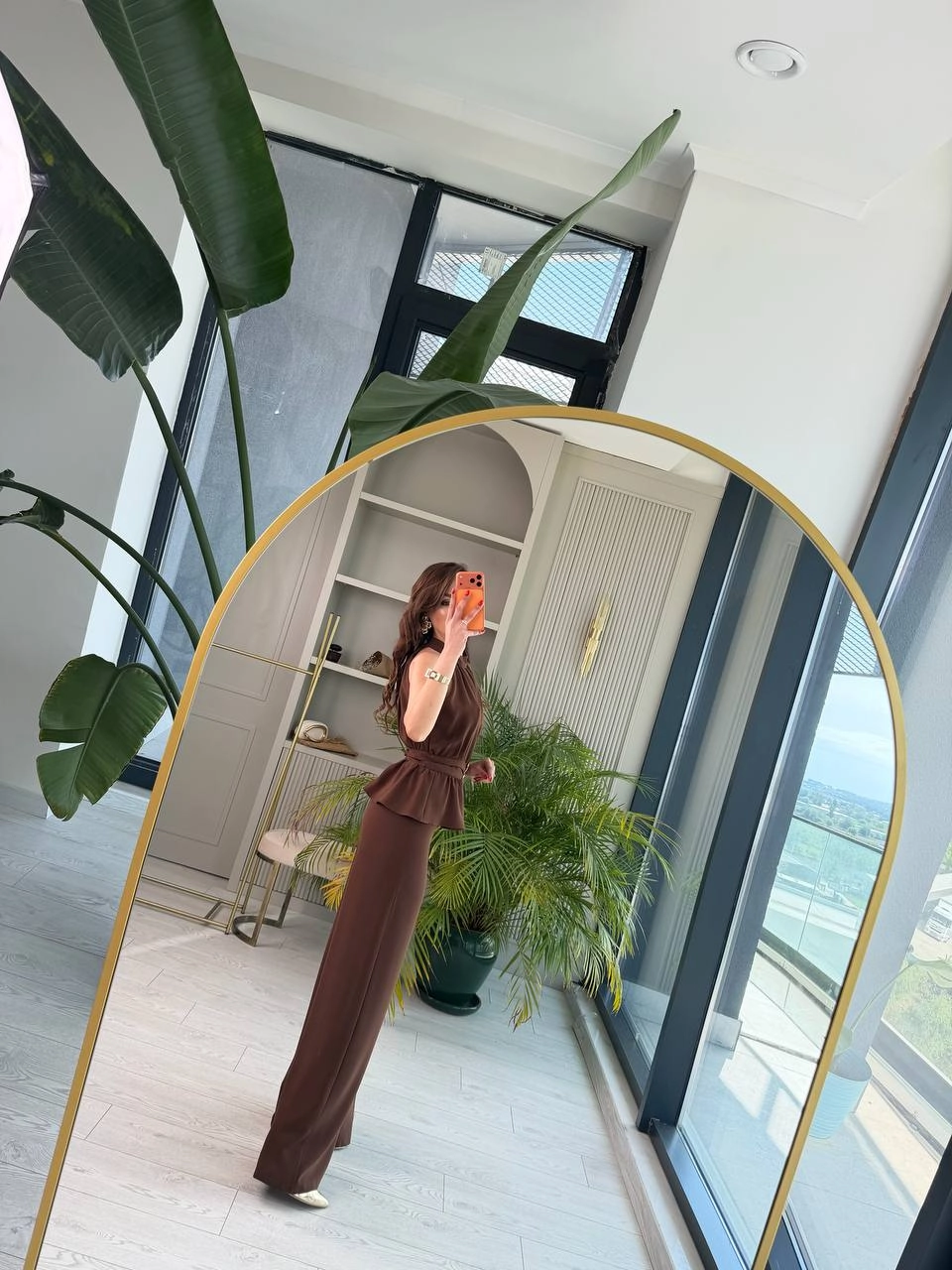 Kahverengi%20Broşlu%20Halter%20Yaka%20Krep%20Kumaş%20Tulum