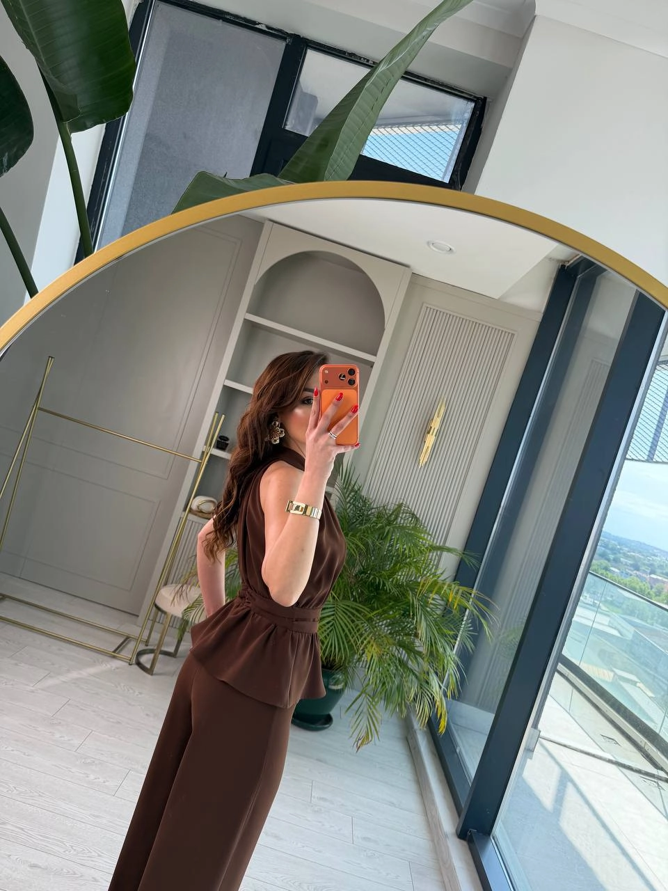 Kahverengi%20Broşlu%20Halter%20Yaka%20Krep%20Kumaş%20Tulum