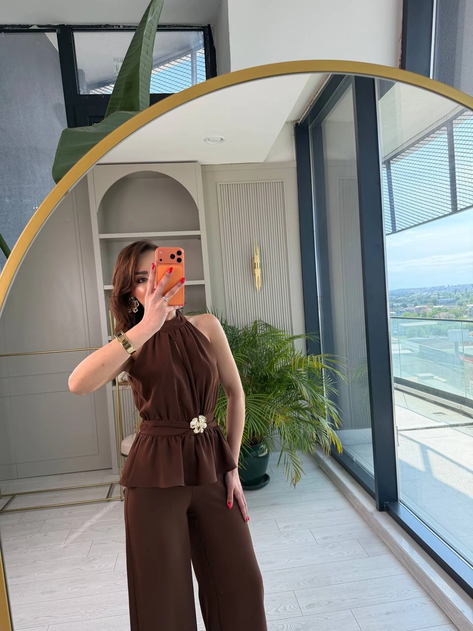 Kahverengi%20Broşlu%20Halter%20Yaka%20Krep%20Kumaş%20Tulum