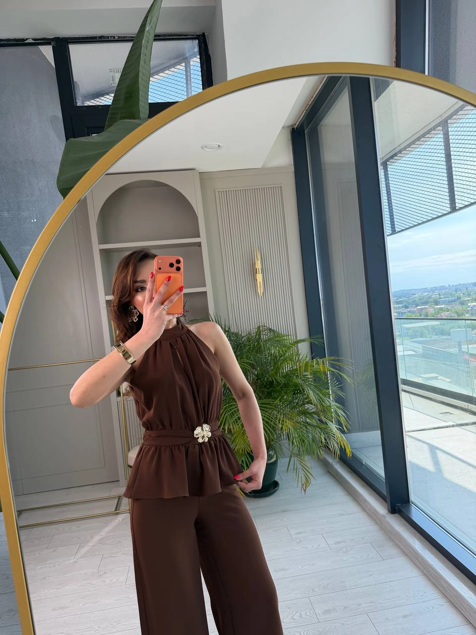 Kahverengi%20Broşlu%20Halter%20Yaka%20Krep%20Kumaş%20Tulum