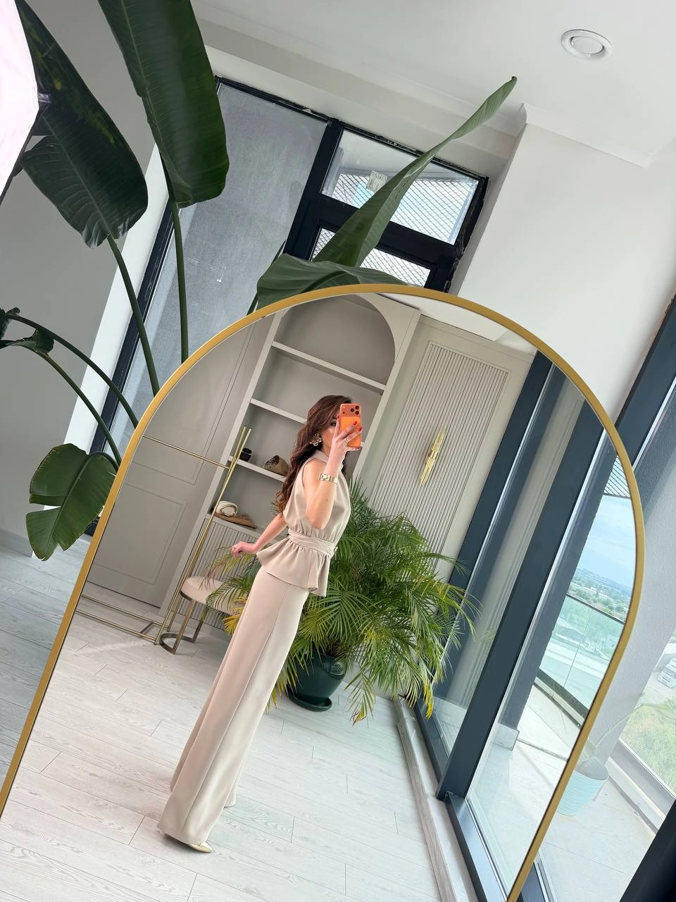 Bej%20Broşlu%20Halter%20Yaka%20Krep%20Kumaş%20Tulum